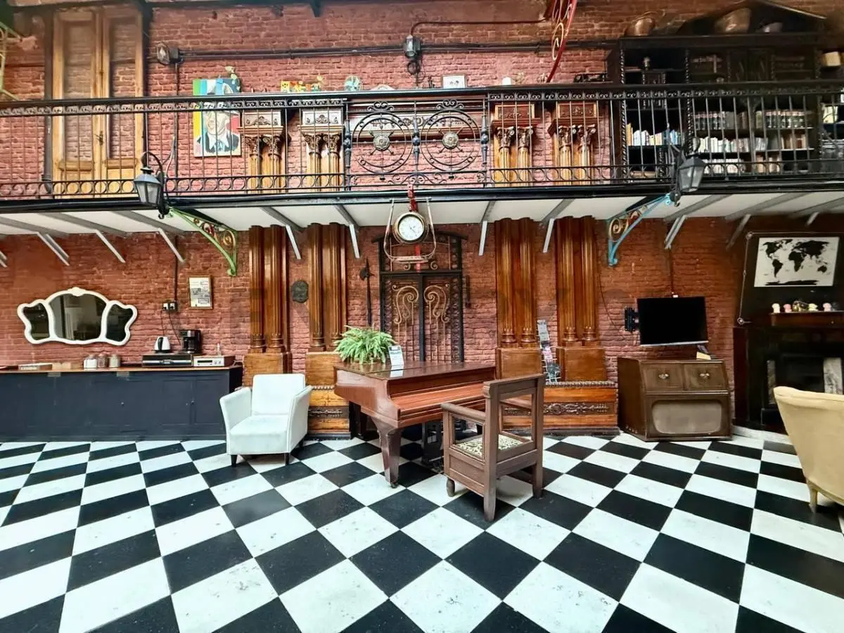 Venta de hotel ambientado y decorado de época, en Monserrat 5