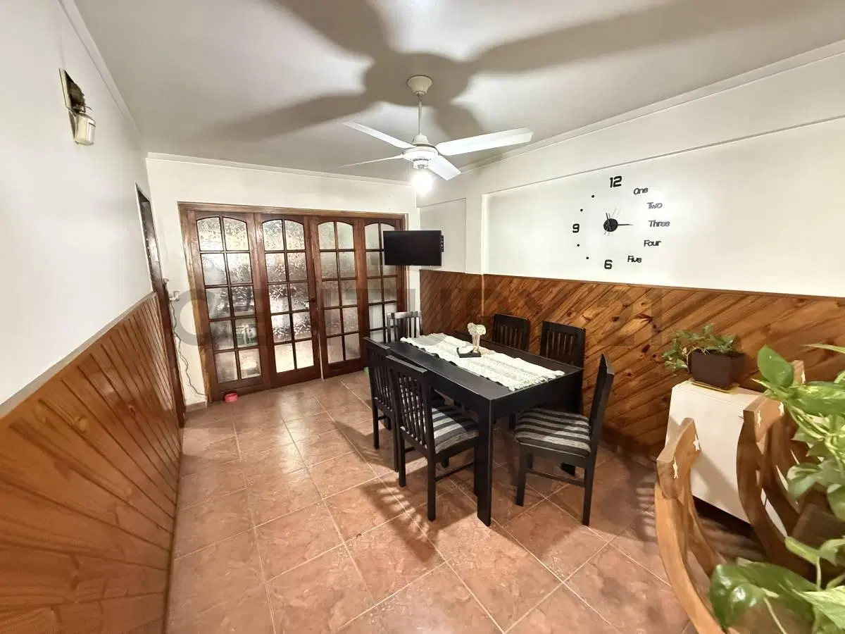 VENTA CASA 4 AMBIENTES CON GARAGE Y JARDÍN EN BURZACO 3