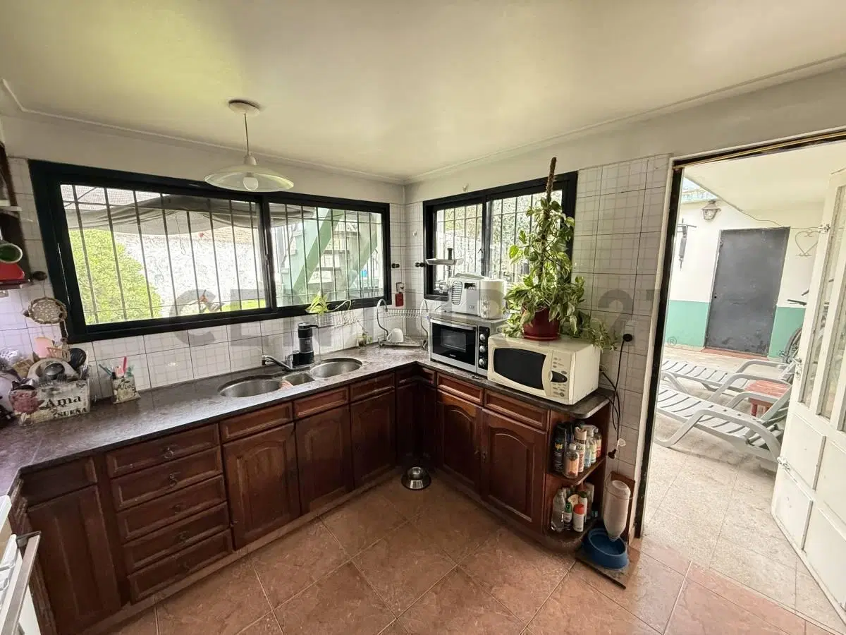VENTA CASA 4 AMBIENTES CON GARAGE Y JARDÍN EN BURZACO 2
