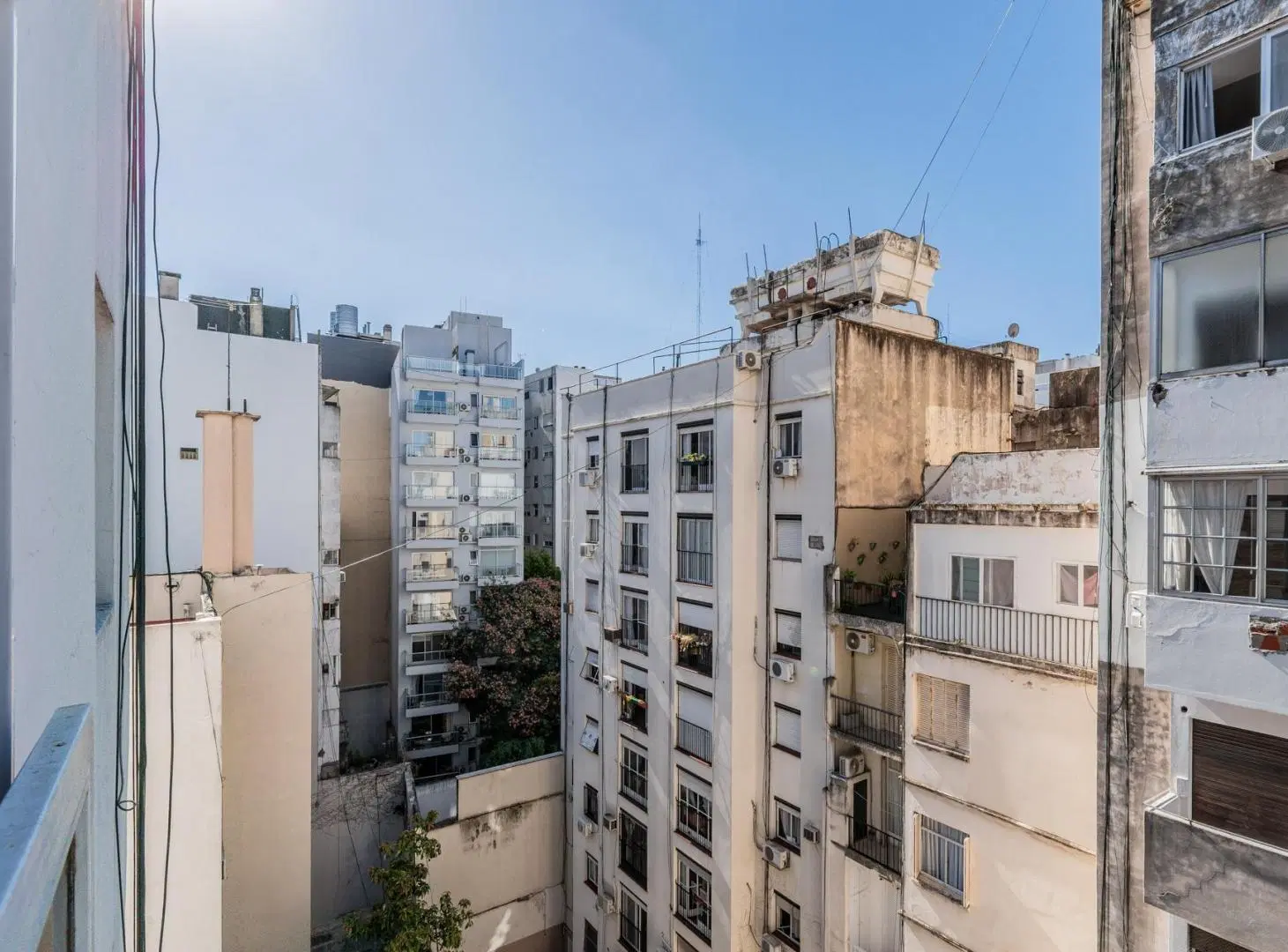 Departamento de 4 ambientes con dependencia, cochera fija y cubierta y baulera en Recoleta. 2