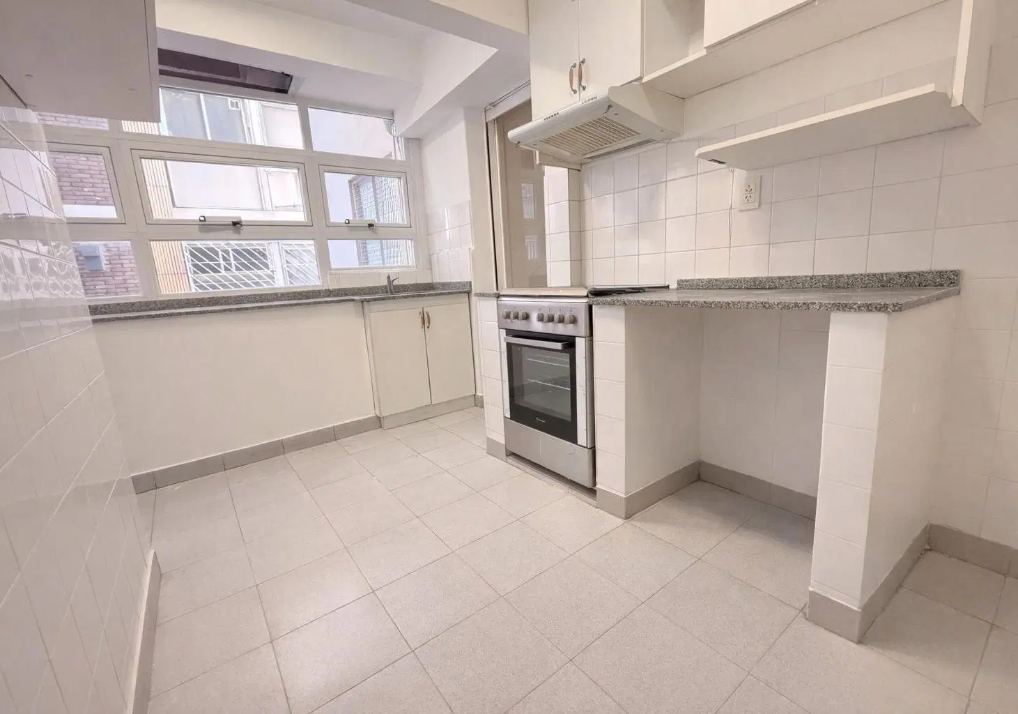 VENTA DEPTO 4 AMB DEPENDENCIA COCHERA EN BARRIO NORTE 2