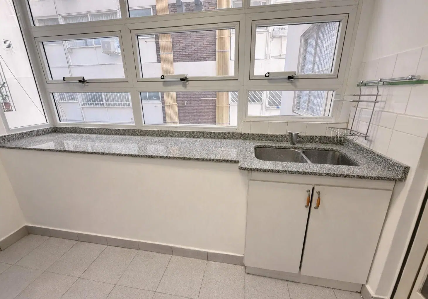 VENTA DEPTO 4 AMB DEPENDENCIA COCHERA EN BARRIO NORTE 5