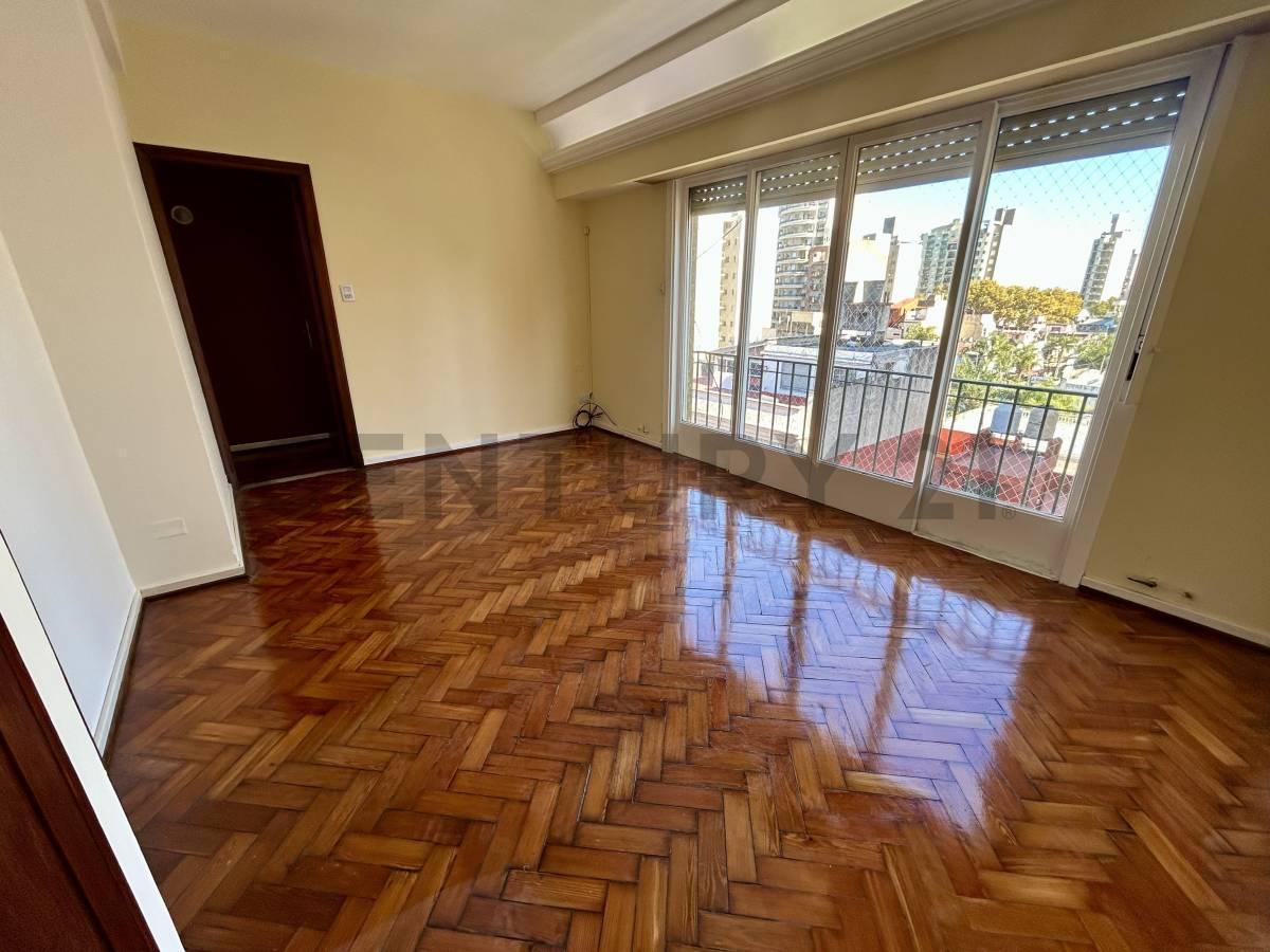 VENTA DUPLEX 4 AMBIENTES REFACCIONADO CON TERRAZA PROPIA