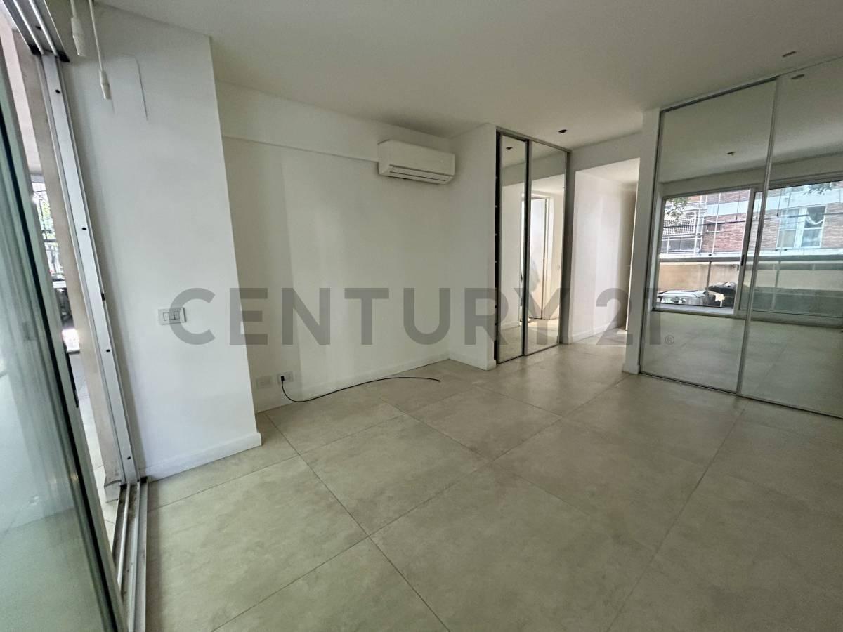 Foto de VENTA DEPARTAMENTO 4 AMBIENTES CON DEPENDENCIA, PATIO, COCHERA FIJA Y, imagen 1