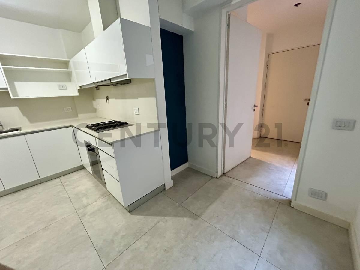 Foto de VENTA DEPARTAMENTO 4 AMBIENTES CON DEPENDENCIA, PATIO, COCHERA FIJA Y, imagen 4