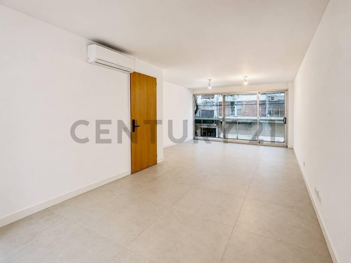 Foto de VENTA DEPARTAMENTO SEMIPISO 4 AMBIENTES CON DEPENDENCIA, PATIO, COCHERA, imagen 2