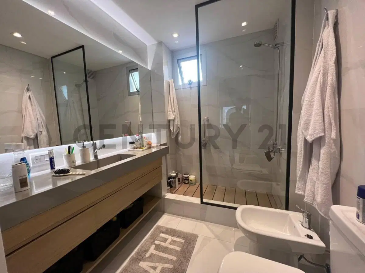Venta Departamento 4 Ambientes con dependencia y cochera de Categoría en Flores 2