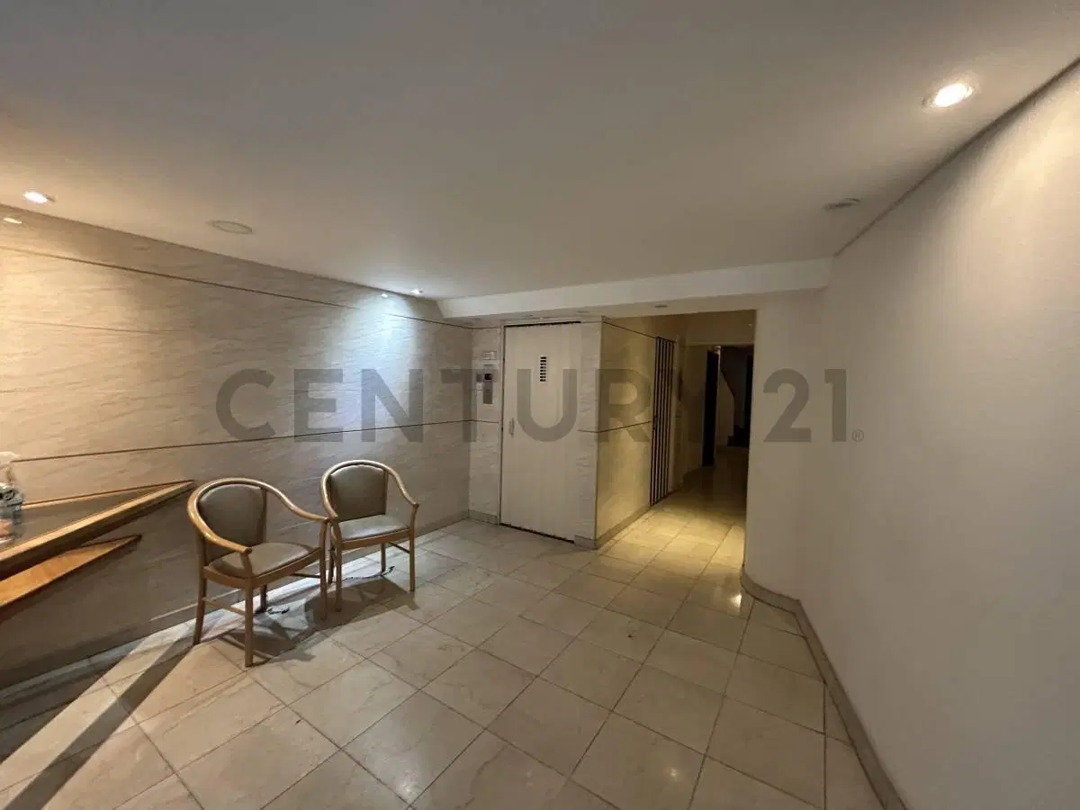 Venta Departamento 4 Ambientes en Recoleta con Cochera y Dependencia 5