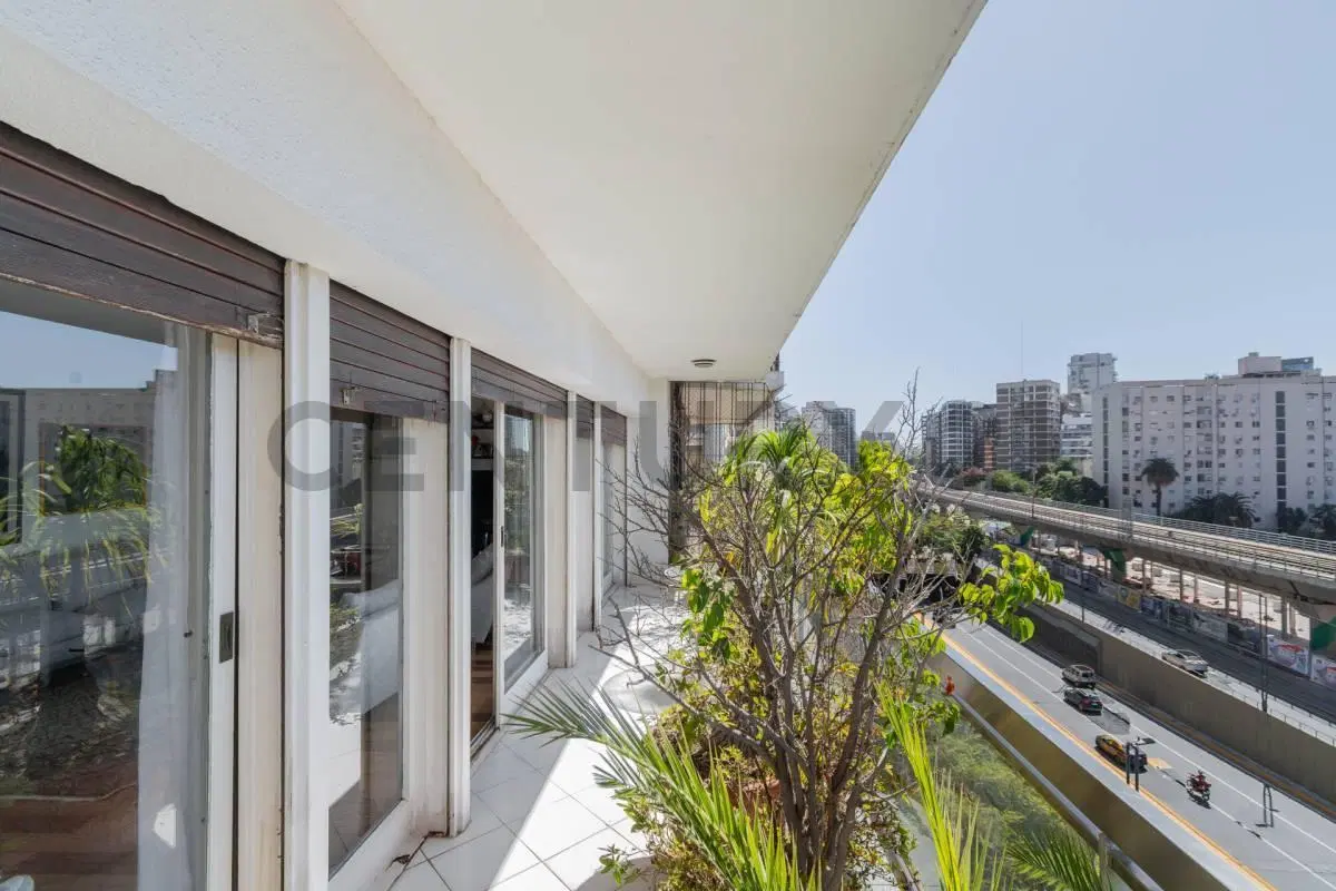 Venta Departamento 4 Dormitorios en Av Libertador con 2 Cocheras - EXCELENTE VISTA 3