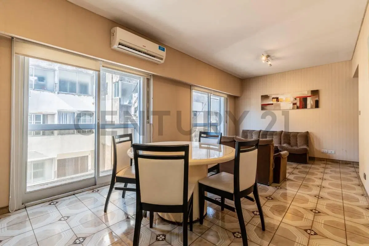 Departamento de 4 ambientes con dependencia, cochera fija y cubierta y baulera en Recoleta. 2