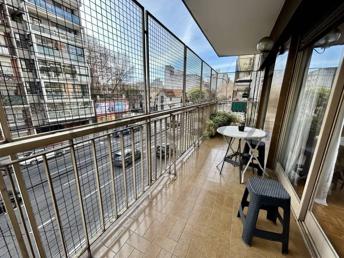 VENTA DEPARTAMENTO 4 AMBIENTES CON DEPENDENCIA Y DOBLE BALCON EN FLORES 4