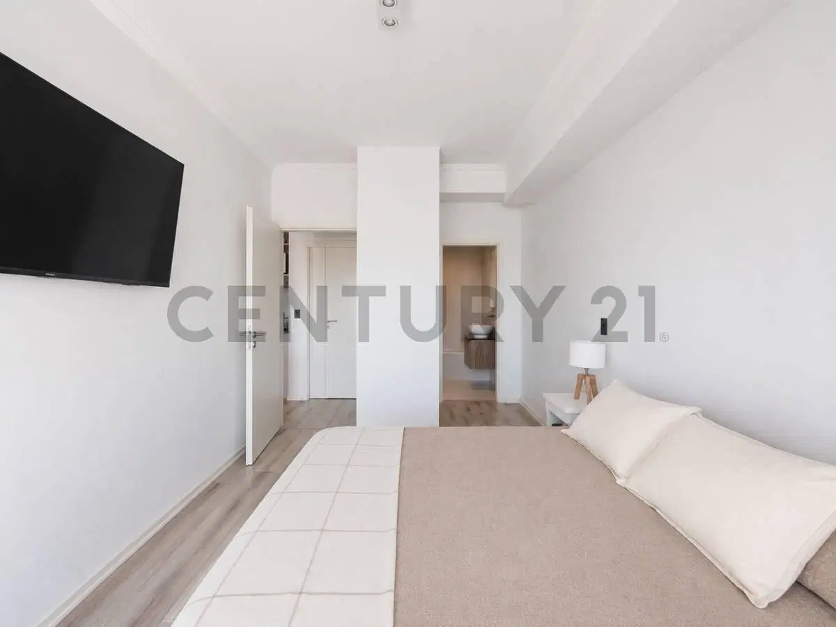 Venta depto en Colegiales de 2 ambientes con habitación en suite, toilette, balcón corrido y pileta 8