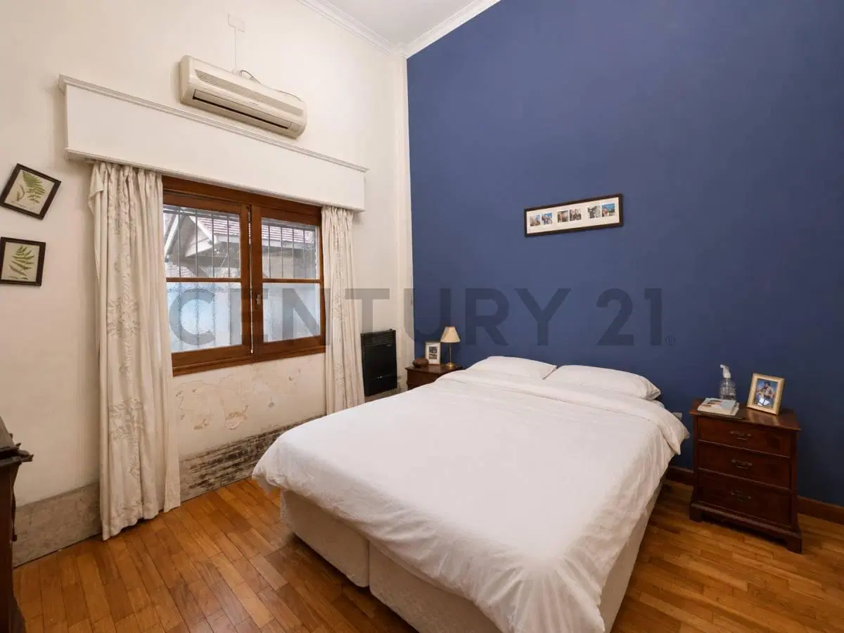 VENTA PH CON HABITACIÓN Y ESCRITORIO EN RECOLETA 8