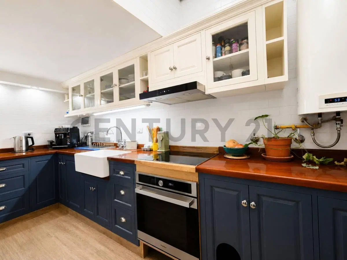 VENTA PH CON HABITACIÓN Y ESCRITORIO EN RECOLETA 5