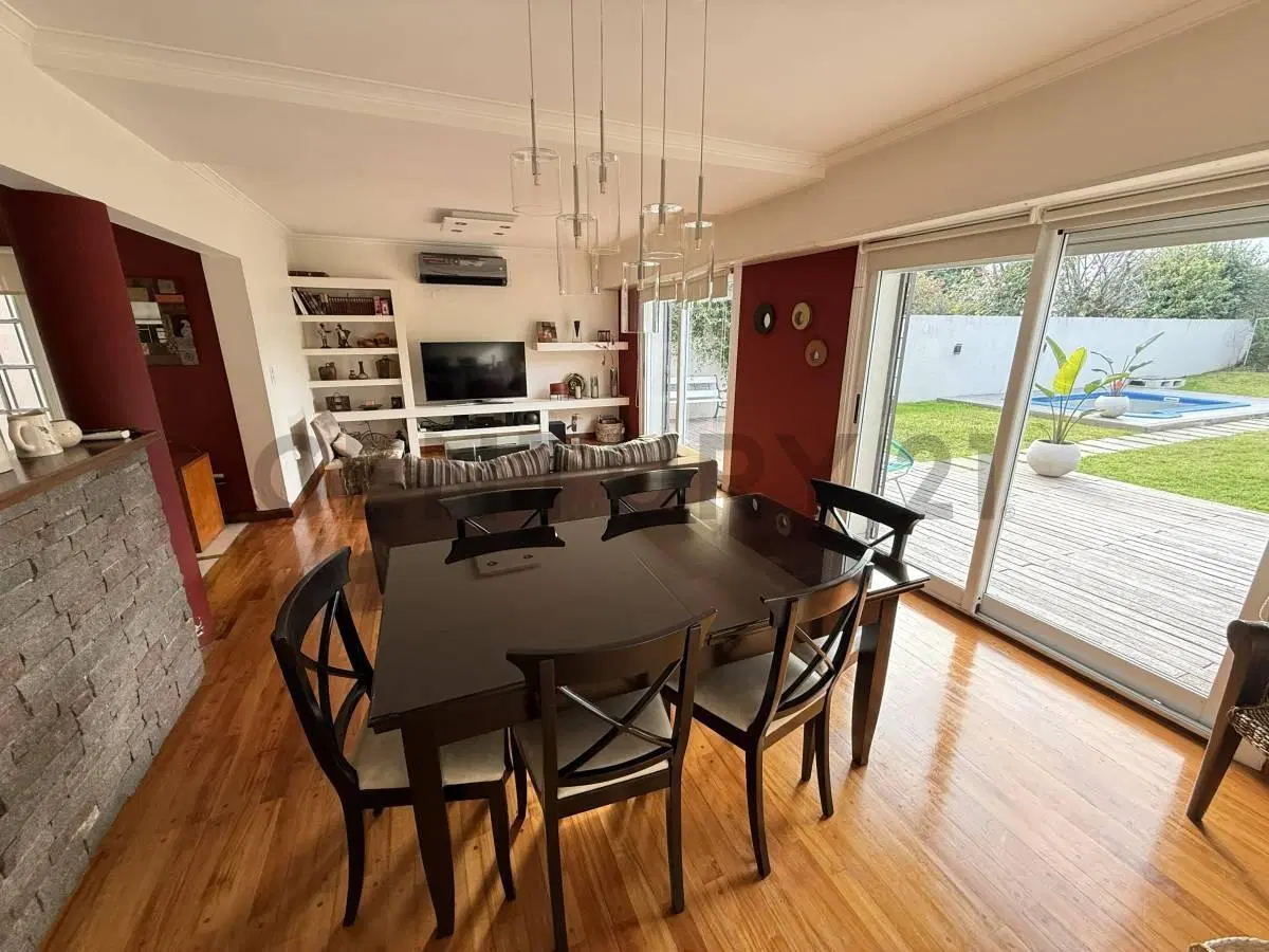 VENTA CASA 3 A 6 AMBIENTES EN BURZACO 4