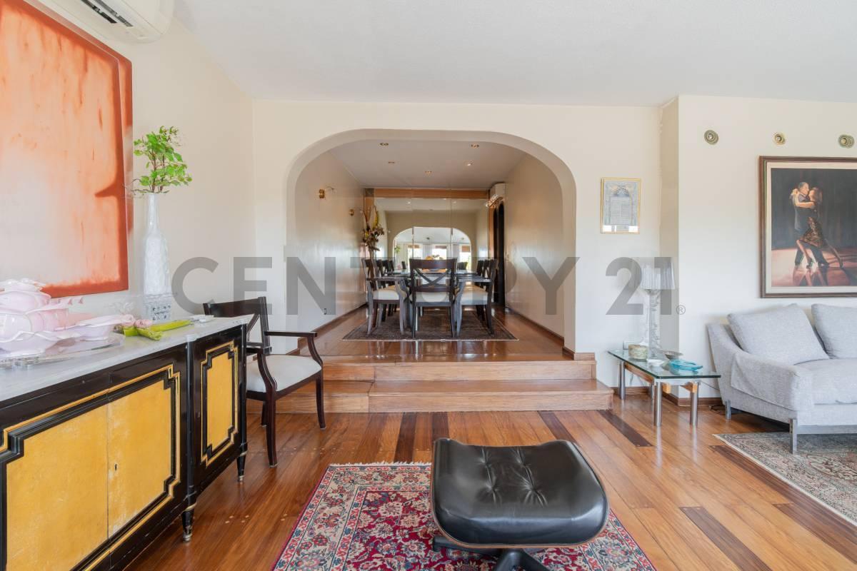 Foto de Venta Departamento 4 Dormitorios en Av Libertador con 2 Cocheras, imagen 2