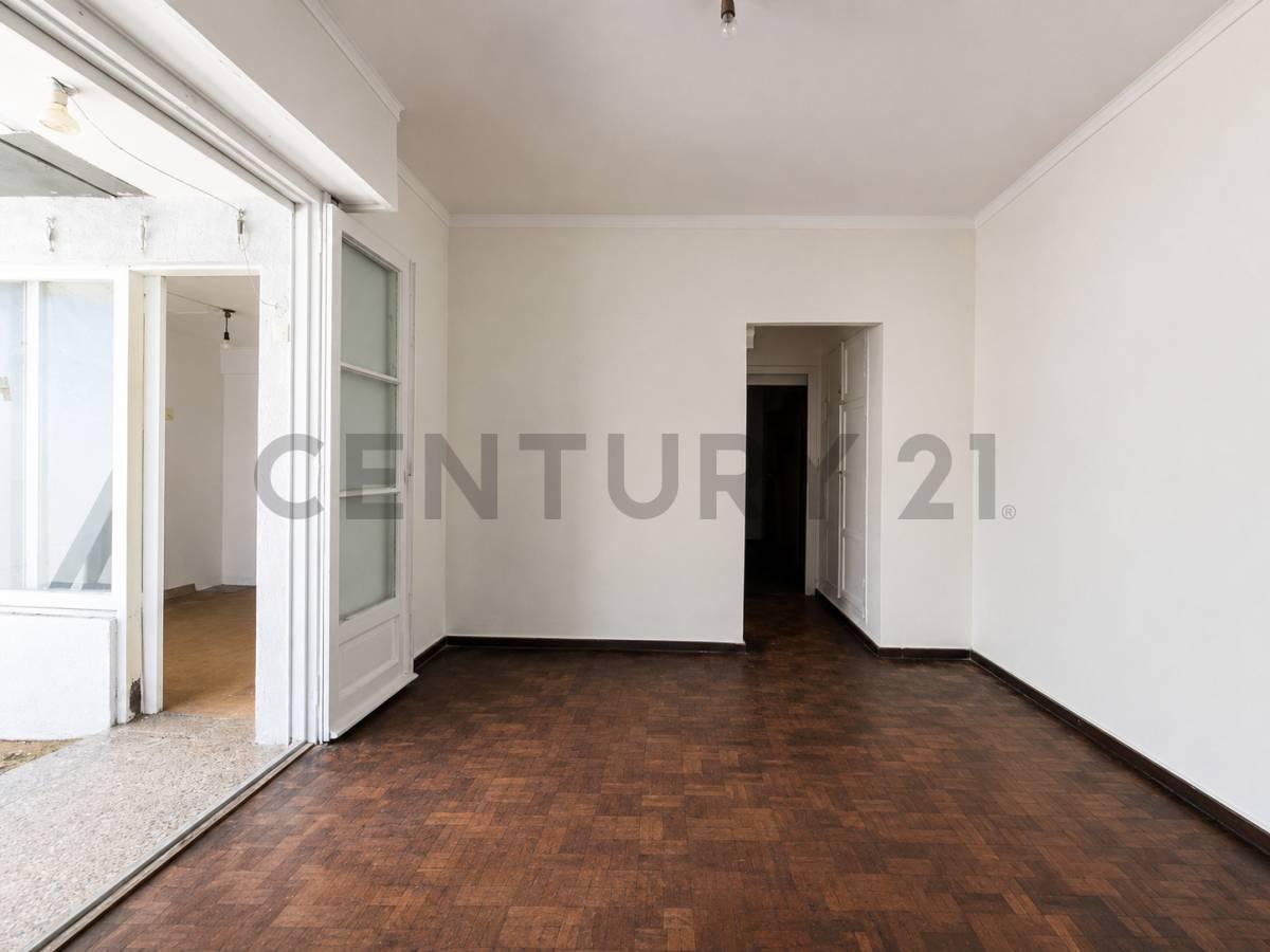Foto de VENTA DEPARTAMENTO 2 AMBIENTES CON PATIO EN FLORES, imagen 1