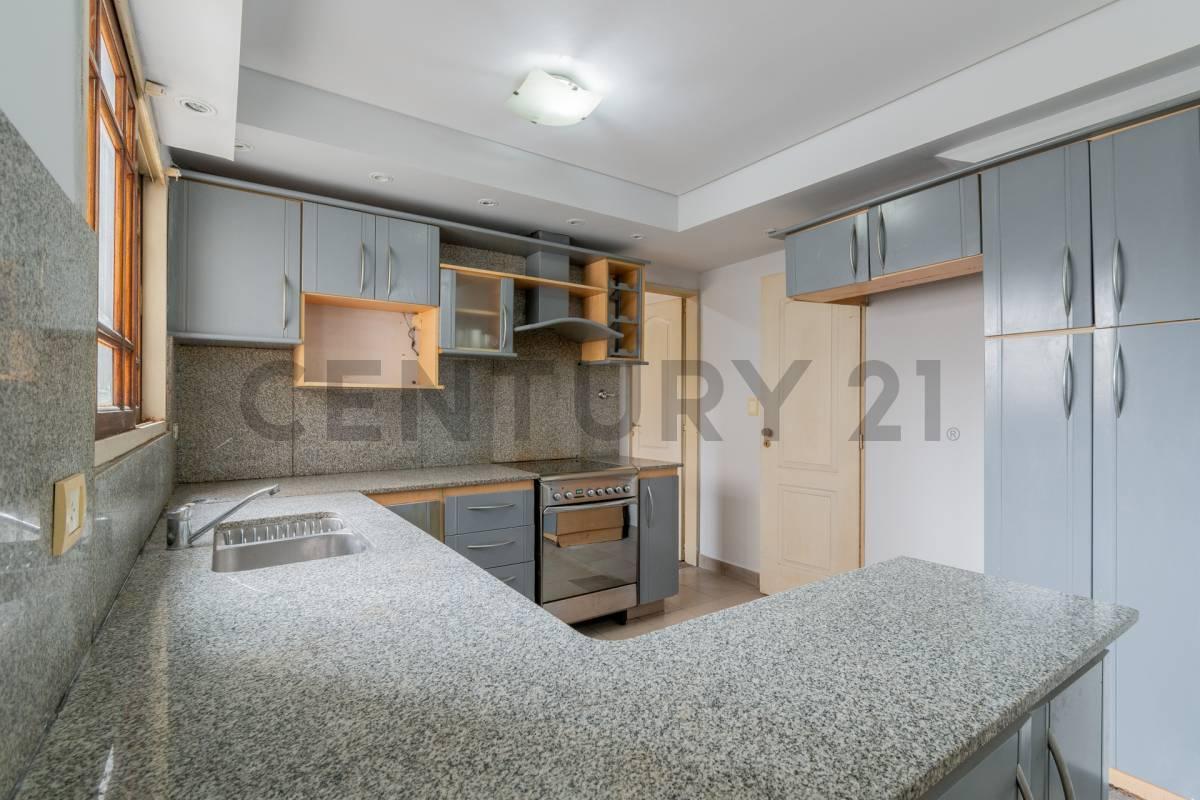 Foto de VENTA DÚPLEX 4 AMBIENTES CON DEPENDENCIA Y 2 COCHERAS EN CABALLITO, imagen 5