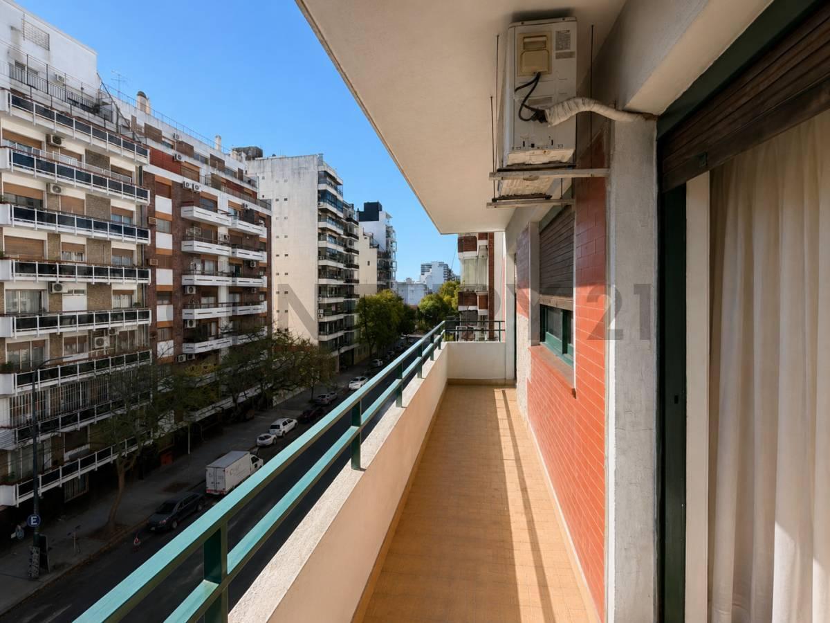 Foto de VENTA DEPARTAMENTO 4 AMBIENTES CON DEPENDENCIA EN FLORES PISO 4 /, imagen 3
