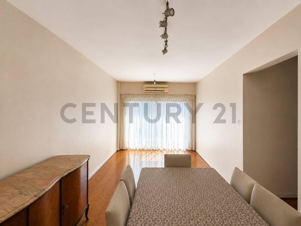 Foto de VENTA DEPARTAMENTO 4 AMBIENTES CON DEPENDENCIA EN FLORES PISO 4 /, imagen 1