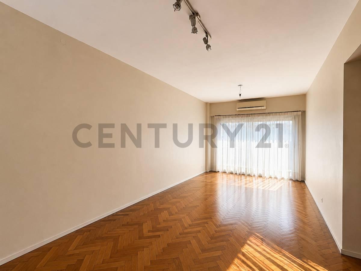 Foto de VENTA DEPARTAMENTO 4 AMBIENTES CON DEPENDENCIA EN FLORES PISO 4 /, imagen 4