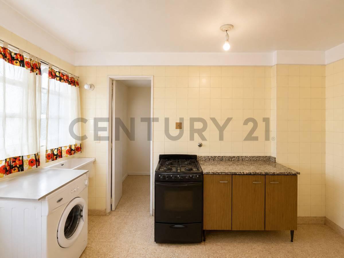 Foto de VENTA DEPARTAMENTO 4 AMBIENTES CON DEPENDENCIA EN FLORES PISO 4 /, imagen 5