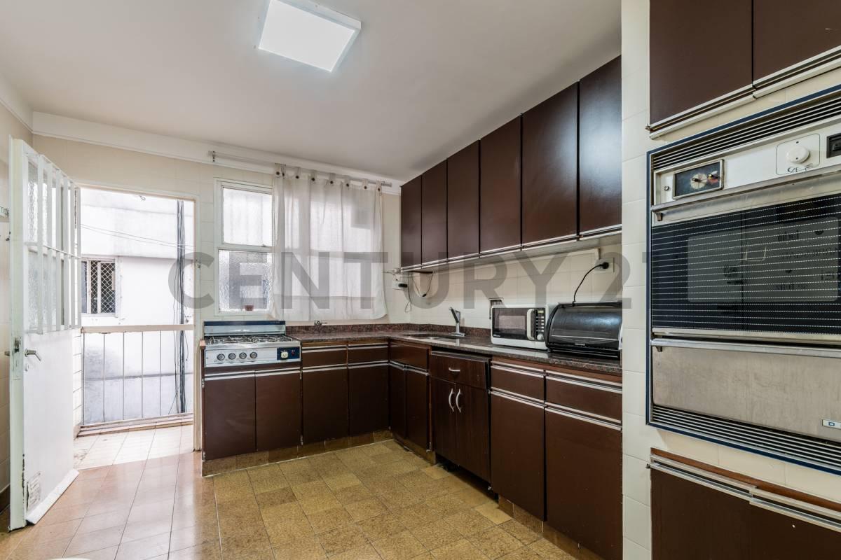 Foto de Venta departamento de 4 ambientes con dependencia, cochera fija y, imagen 3