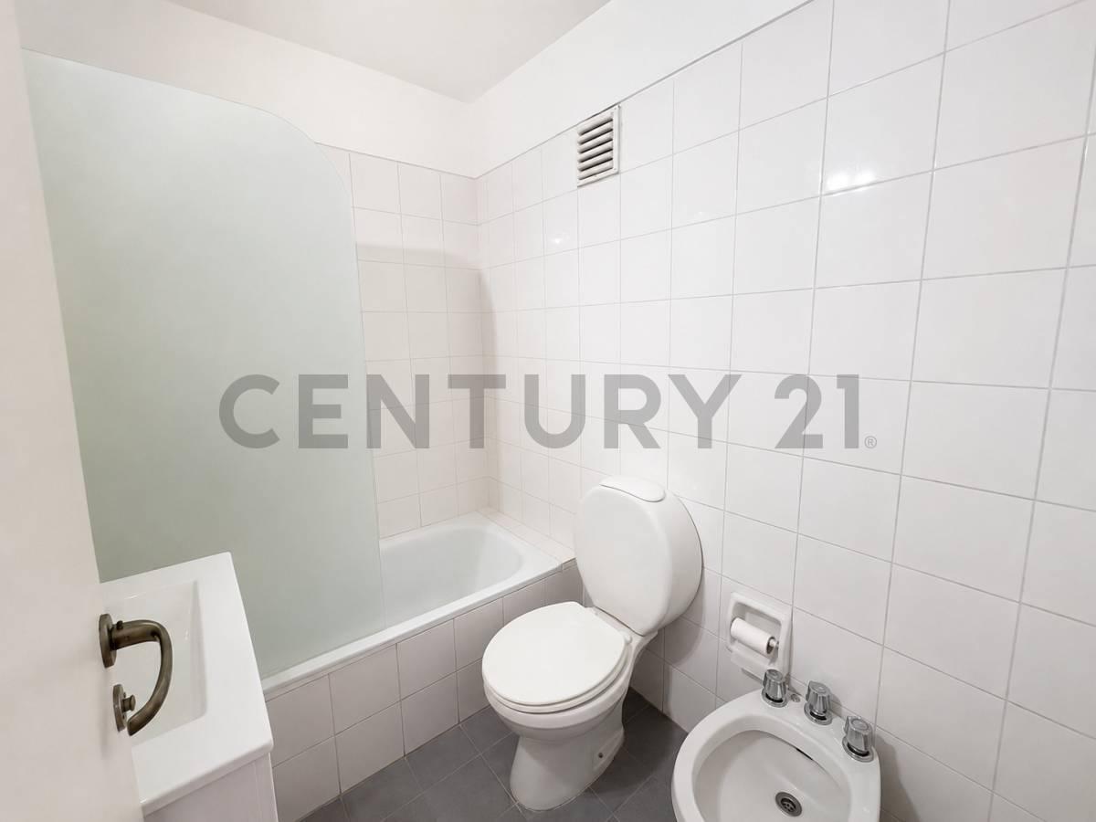 Foto de VENTA DEPARTAMENTO 2 AMBIENTES CON COCHERA Y BALCÓN CORRIDO AL, imagen 2