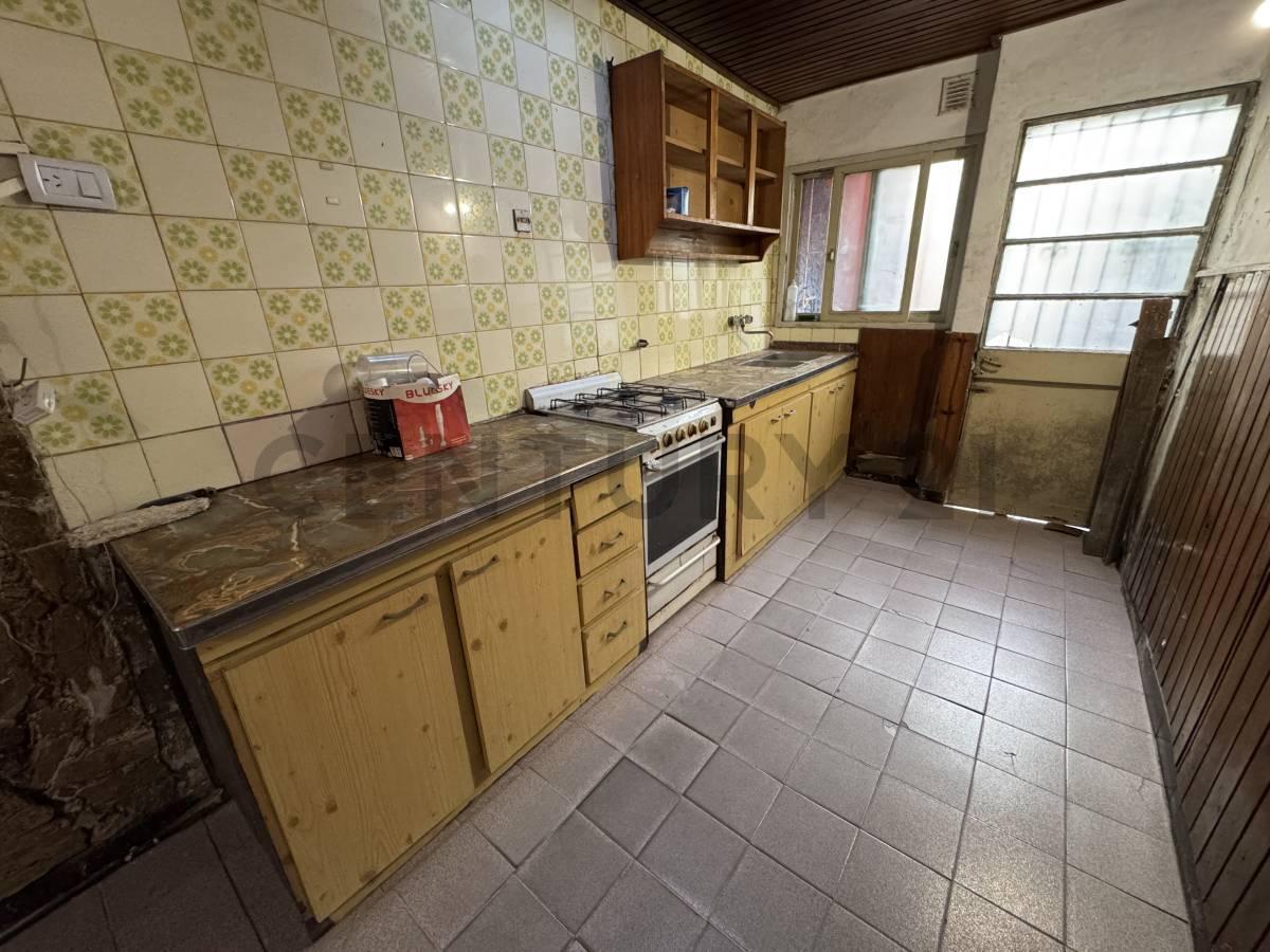 Foto de VENTA - CASA PB 4 AMB + DEPTO PA 3 AMB - IDEAL INVERSOR - A REFACCIONAR, imagen 5
