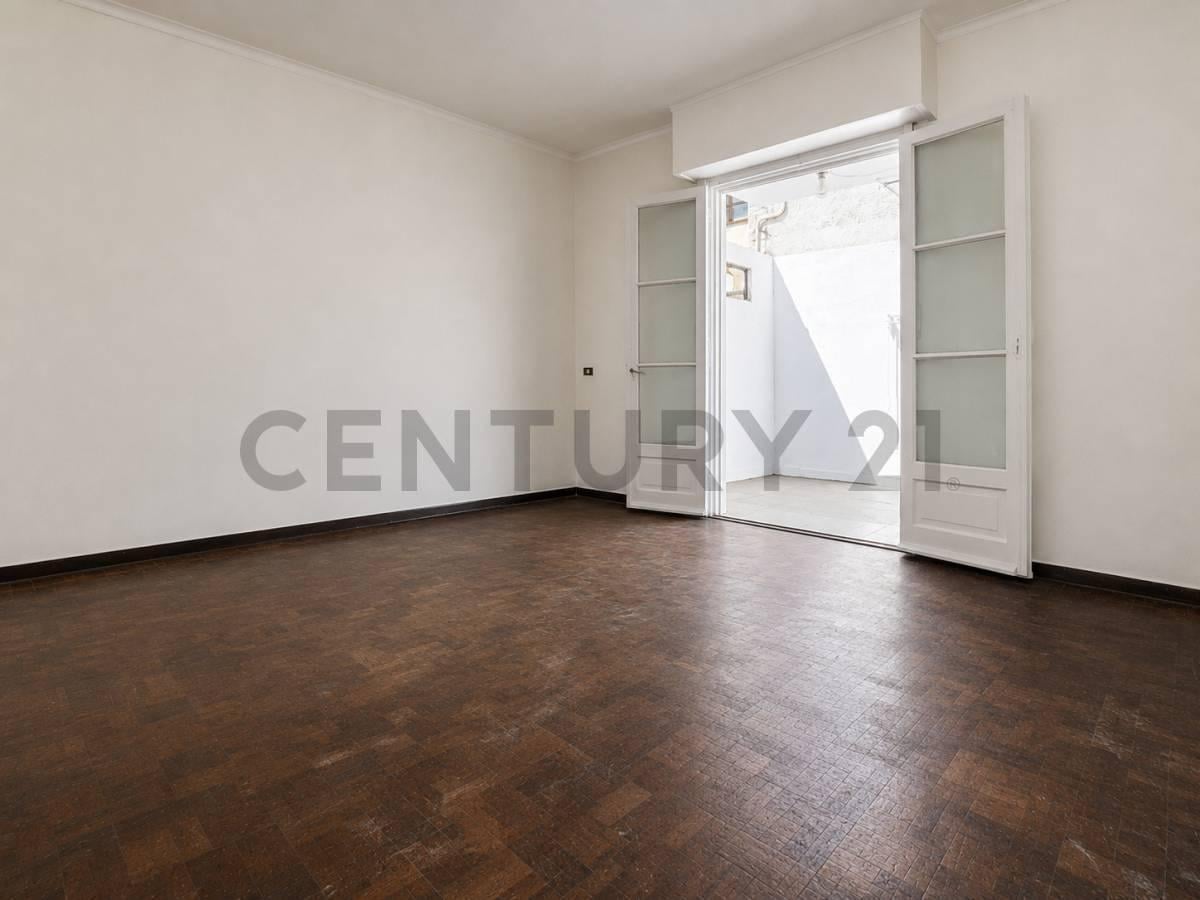 Foto de VENTA DEPARTAMENTO 3 AMBIENTES CON PATIO EN FLORES, imagen 1