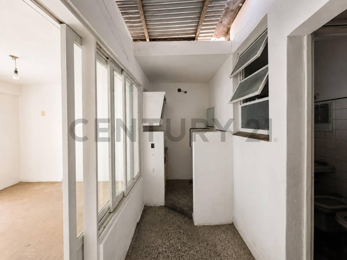 Foto de VENTA DEPARTAMENTO 3 AMBIENTES CON PATIO EN FLORES, imagen 4