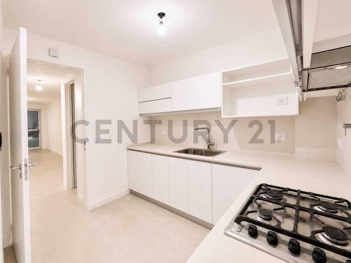 Foto de VENTA DEPARTAMENTO SEMIPISO 4 AMBIENTES CON DEPENDENCIA, PATIO, COCHERA, imagen 5