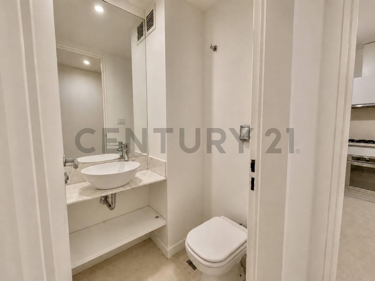Foto de VENTA DEPARTAMENTO SEMIPISO 4 AMBIENTES CON DEPENDENCIA, PATIO, COCHERA, imagen 3