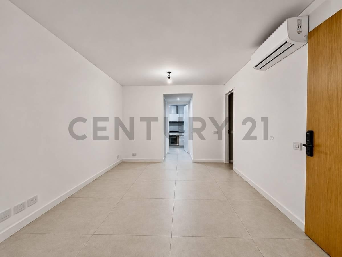 Foto de VENTA DEPARTAMENTO SEMIPISO 4 AMBIENTES CON DEPENDENCIA, PATIO, COCHERA, imagen 2