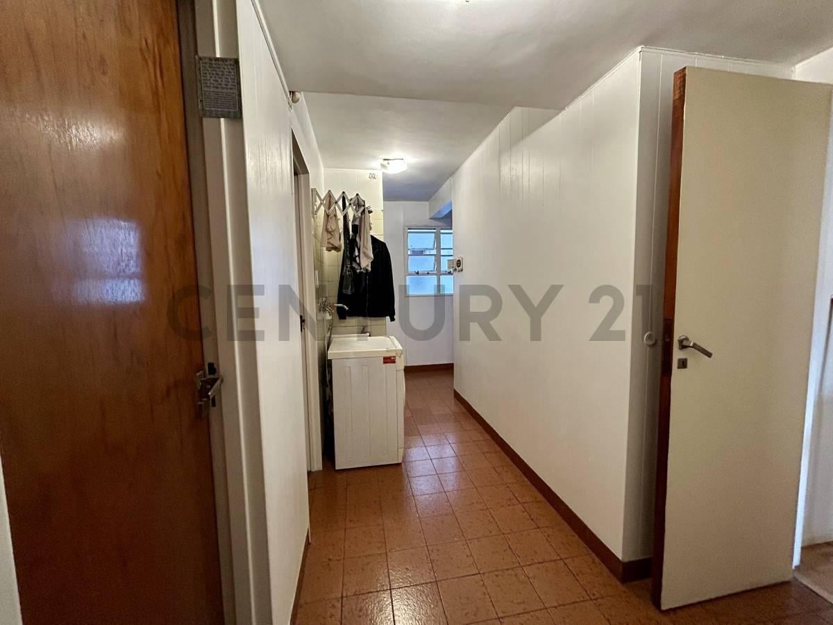 Foto de VENTA DEPARTAMENTO 4 AMBIENTES CON DEPENDENCIA Y DOBLE BALCON EN FLORES, imagen 3