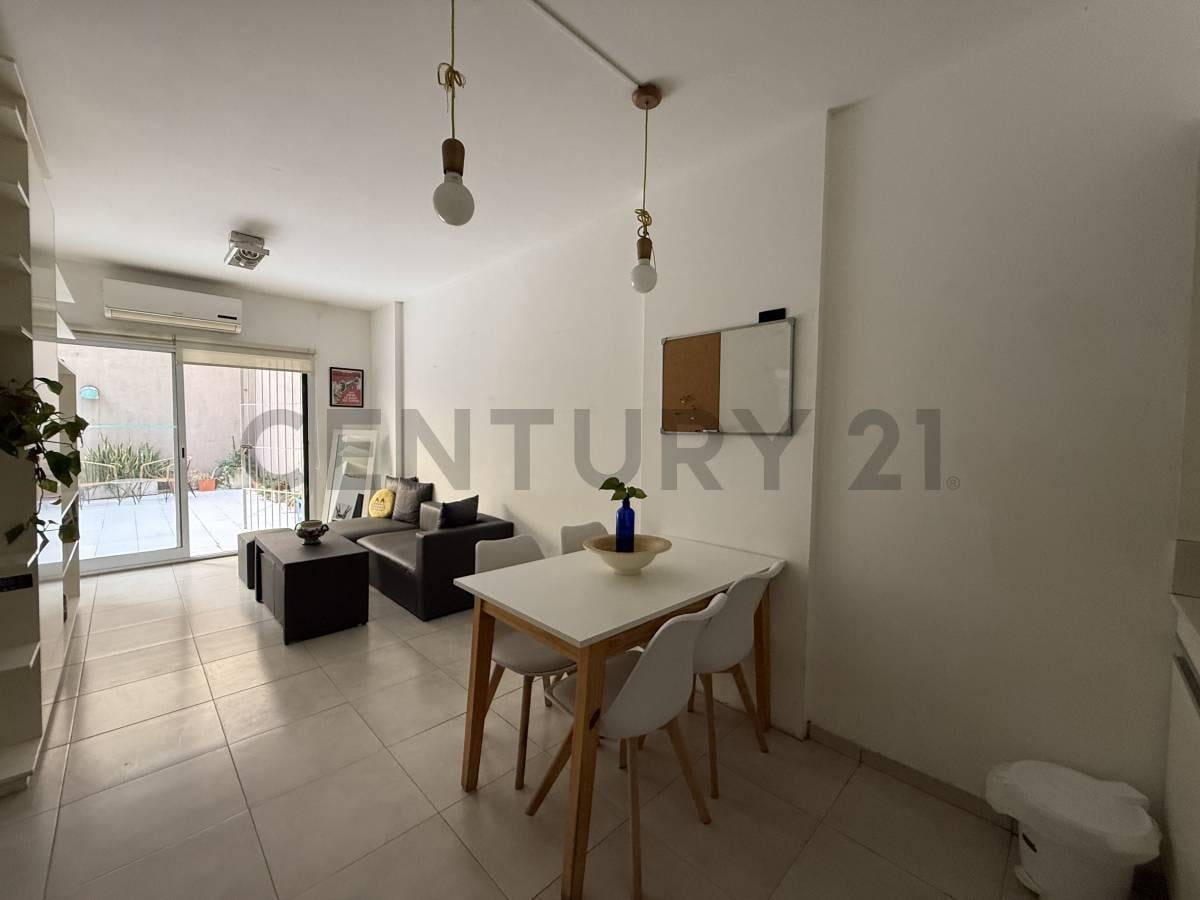 Foto de Alquiler departamento monoambinete en Belgrano con patio propio, imagen 2