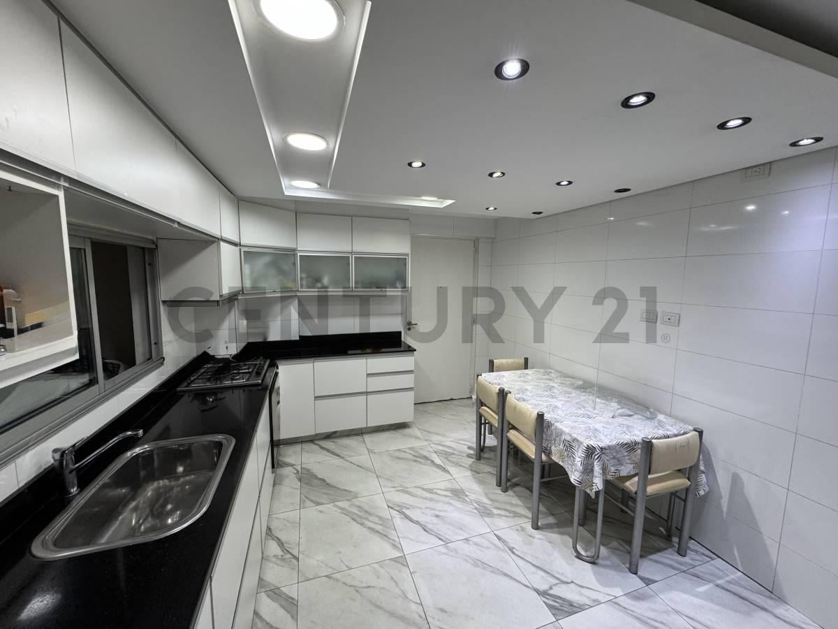Foto de VENTA DEPARTAMENTO 127 m² 4 AMBIENTES con Dependencia 2 COCHERAS y, imagen 1