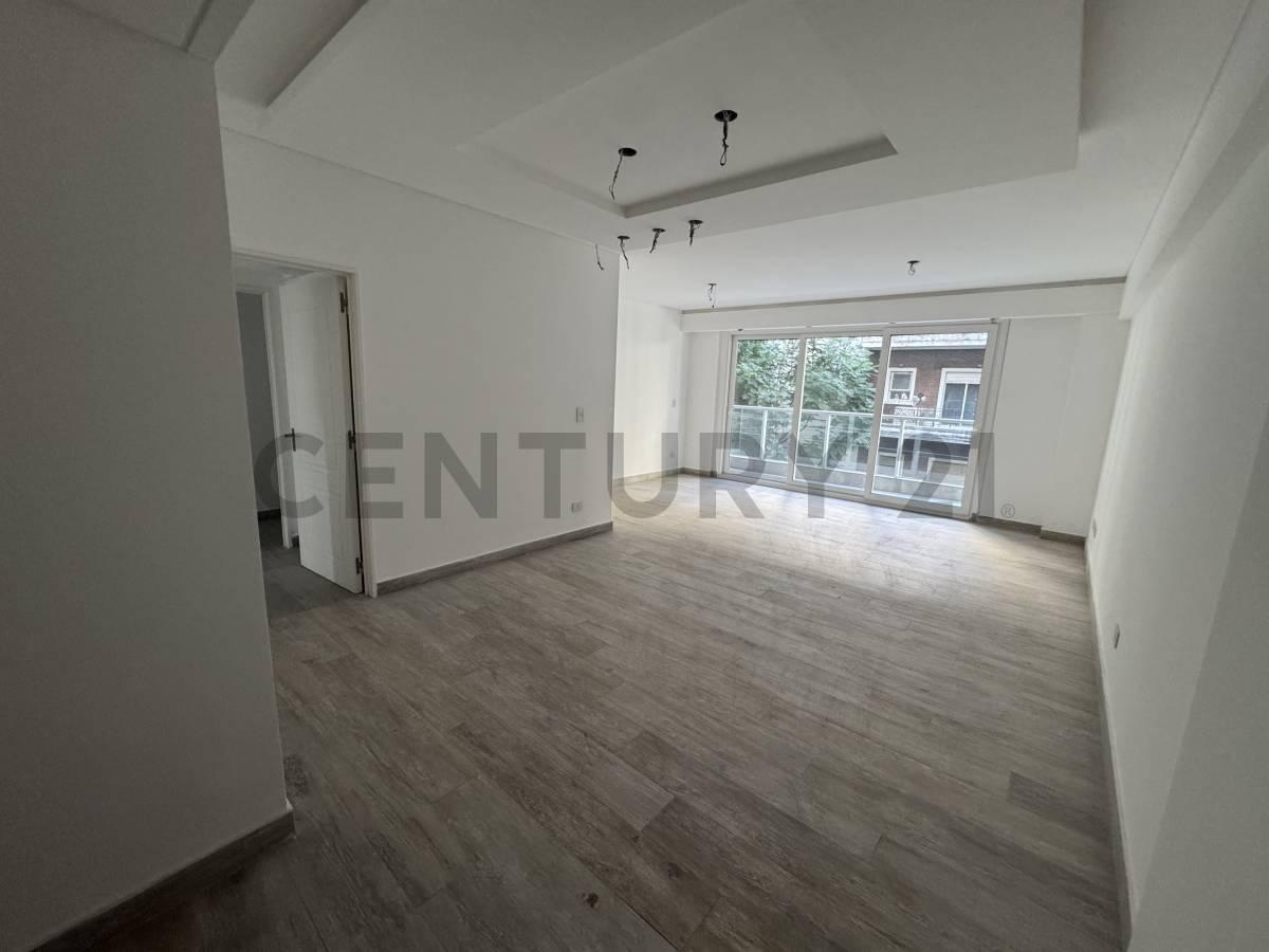 Foto de VENTA DEPARTAMENTO 4 AMBIENTES EN FLORES CON COCHERA y DEPENDECIA, imagen 2