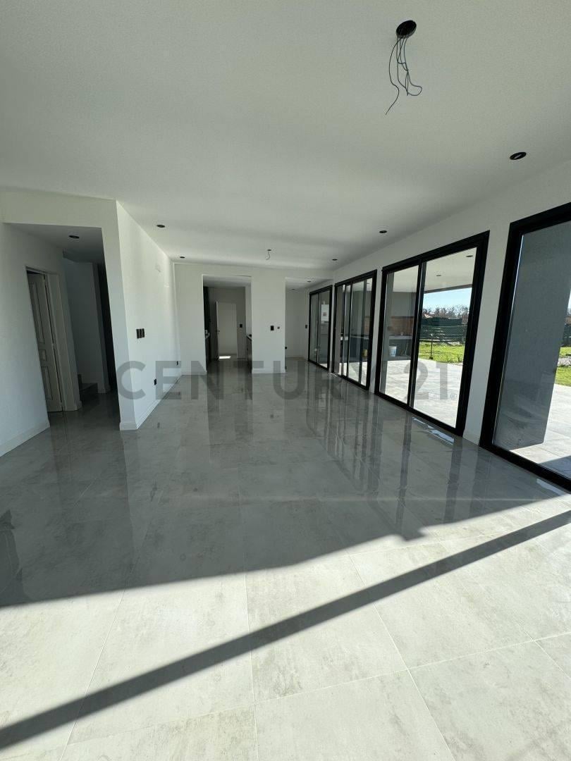 Foto de VENTA CASA 4 AMBIENTES EN SAN SEBASTIAN CALIDAD TRIPLE A, imagen 2
