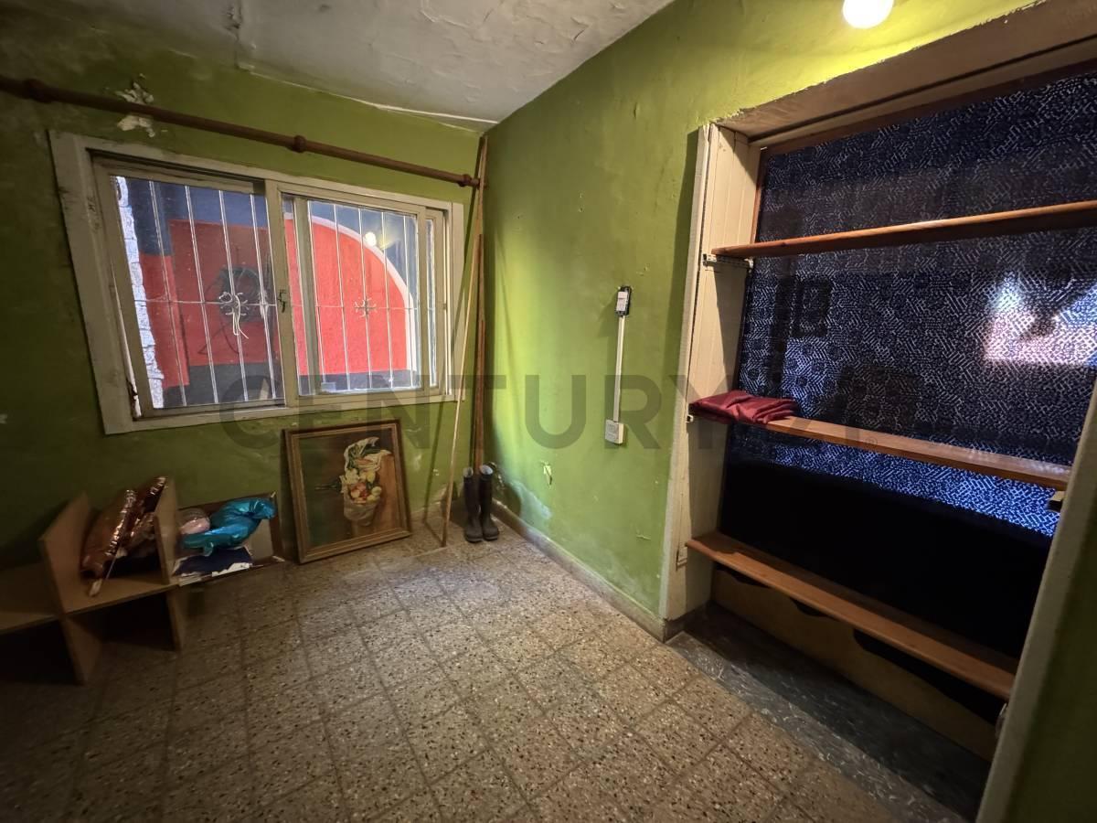 Foto de VENTA - CASA PB 4 AMB + DEPTO PA 3 AMB - IDEAL INVERSOR - A REFACCIONAR, imagen 3