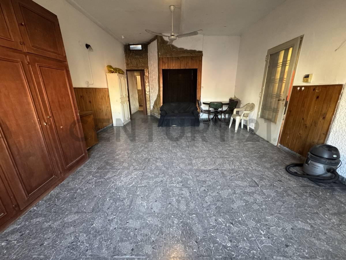 Foto de VENTA - CASA PB 4 AMB + DEPTO PA 3 AMB - IDEAL INVERSOR - A REFACCIONAR, imagen 2