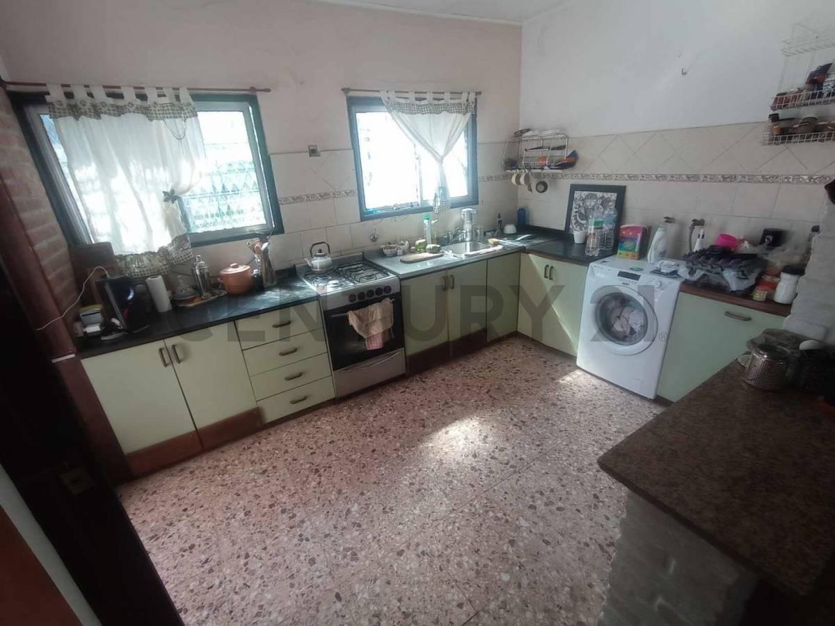 Foto de VENTA CASA 4 AMBIENTES EN BERNAL CON COCHERA JARDIN PILETA PARRILA, imagen 5