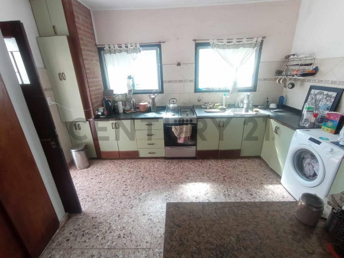 Foto de VENTA CASA 4 AMBIENTES EN BERNAL CON COCHERA JARDIN PILETA PARRILA, imagen 4