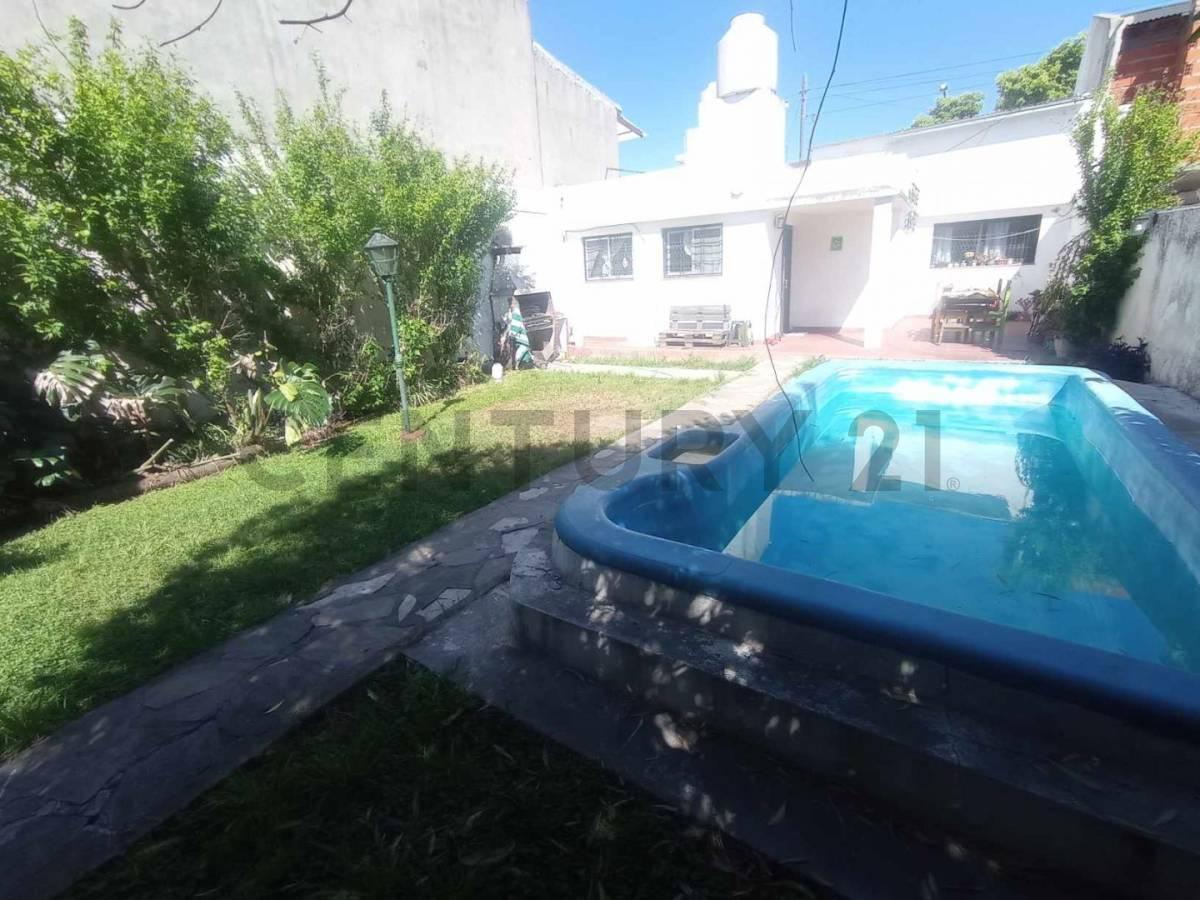 Foto de VENTA CASA 4 AMBIENTES EN BERNAL CON COCHERA JARDIN PILETA PARRILA, imagen 2