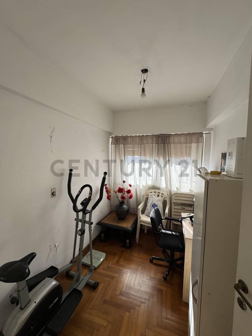 Foto de VENTA DEPARTAMENTO 4 AMBIENTES CON DEPENDENCIA EN FLORES PISO 7 /, imagen 5