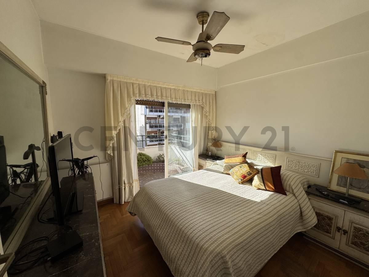 Foto de VENTA DEPARTAMENTO 4 AMBIENTES CON DEPENDENCIA EN FLORES PISO 7 /, imagen 1