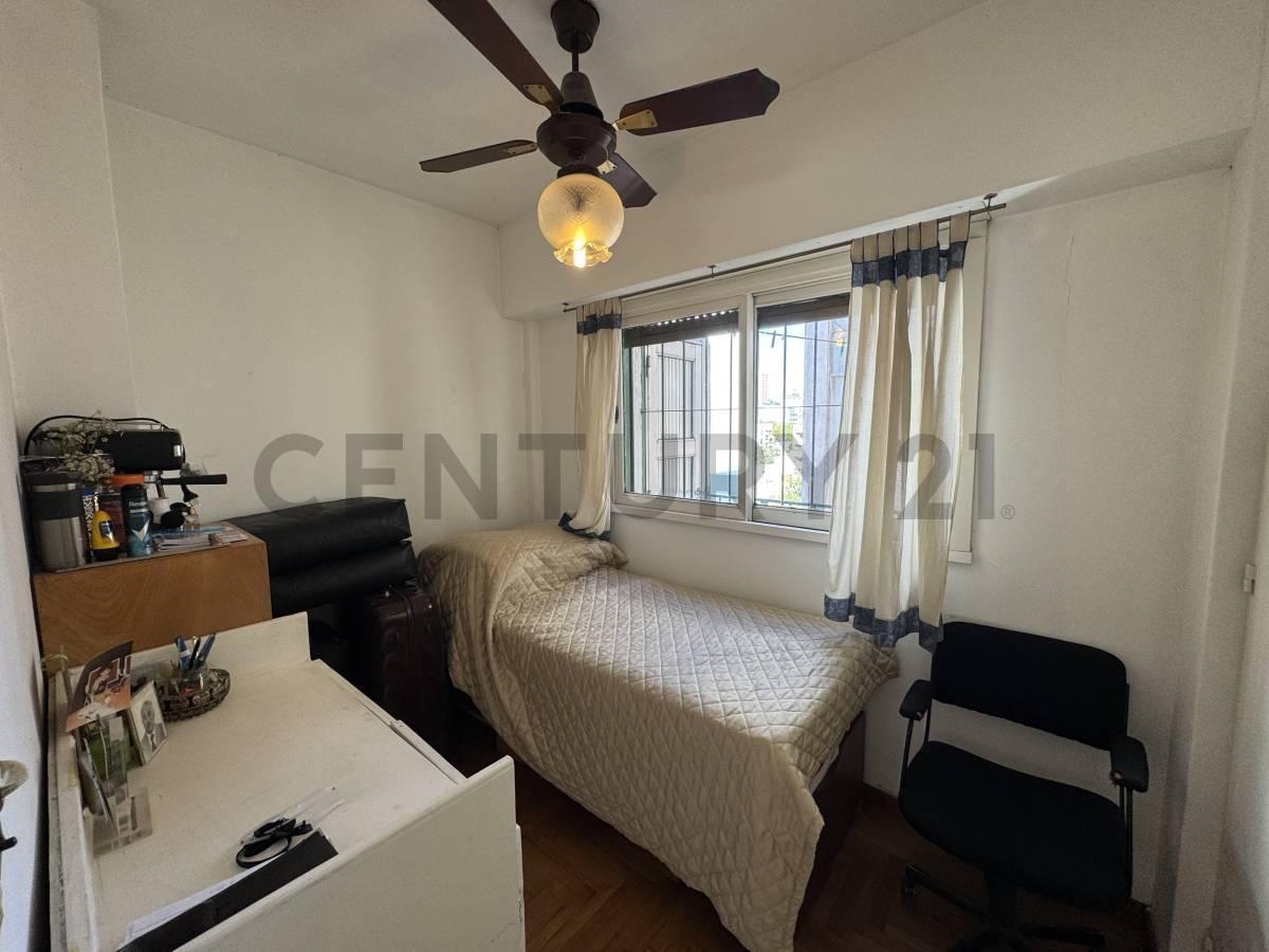 Foto de VENTA DEPARTAMENTO 4 AMBIENTES CON DEPENDENCIA EN FLORES PISO 7 /, imagen 4