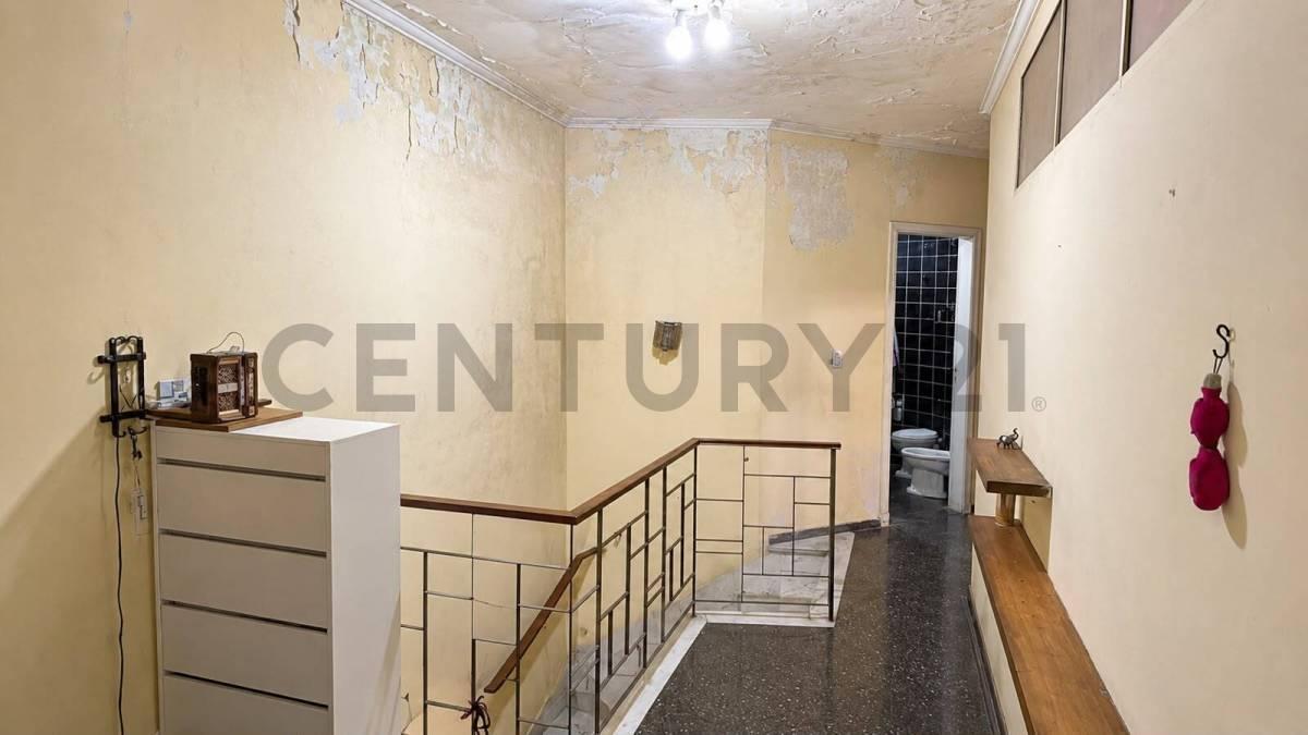 Foto de VENTA CASA 6 AMBIENTES + 2 LOCALES Y GARAJE, imagen 3