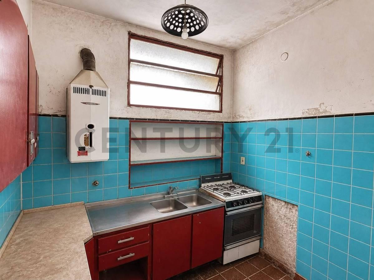 Foto de VENTA CASA 6 AMBIENTES + 2 LOCALES Y GARAJE, imagen 2