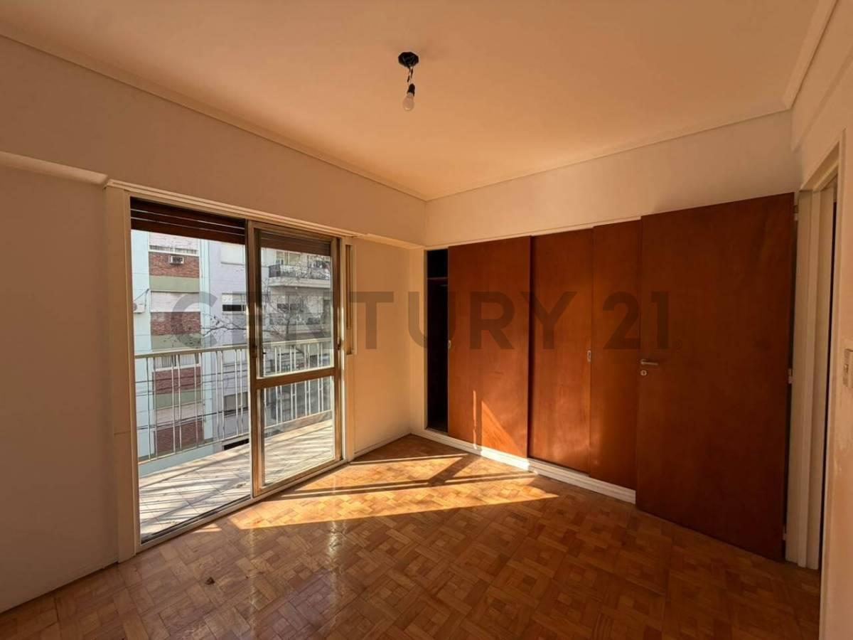 Foto de VENTA DEPARTAMENTO 3 AMBIENTES AL FRENTE CON BALCON CORRIDO Y BAULERA, imagen 2